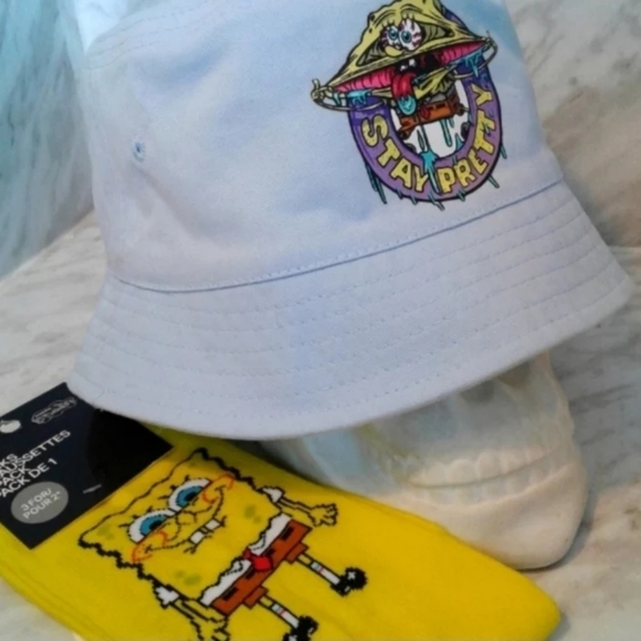 NWT Sponge-Bob REVERSIBLE BUCKET HAT and free socks mens womens unisex - Picture 3 of 4